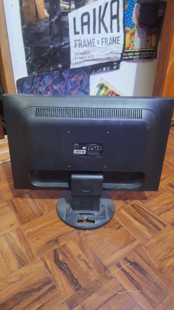 Monitor para peças (sem cabo de alimentação e sem certeza se funciona)