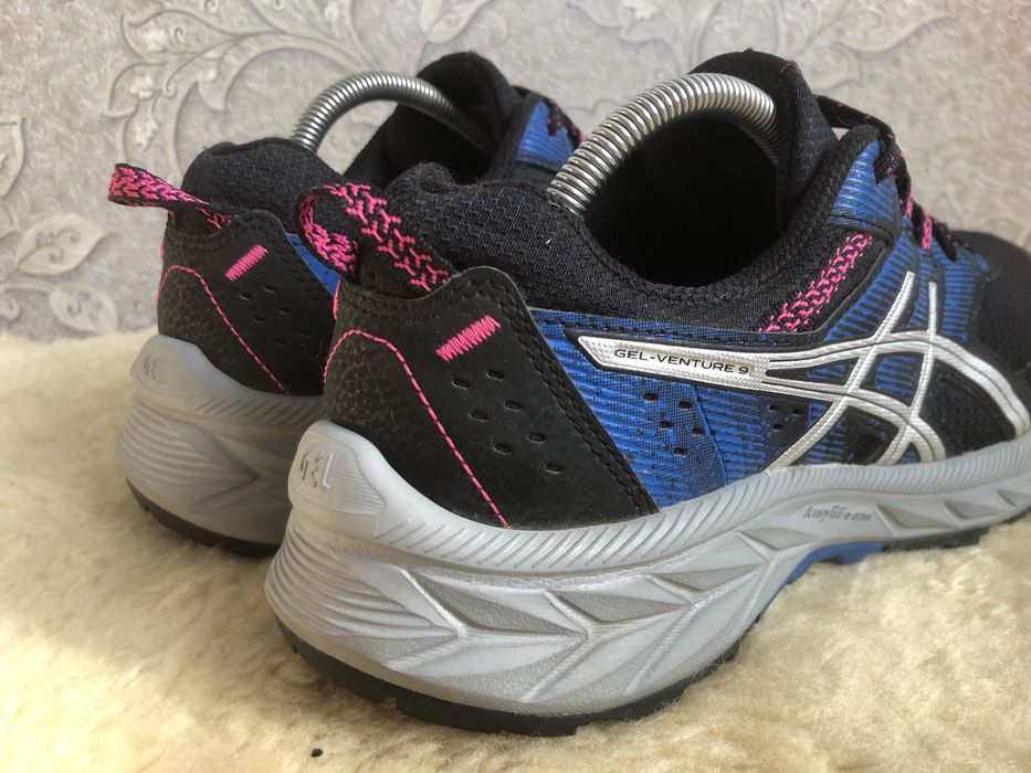 Десісезонні кросівки, як нові Asics Gel Venture 9 біг 40,5 40 39,5
