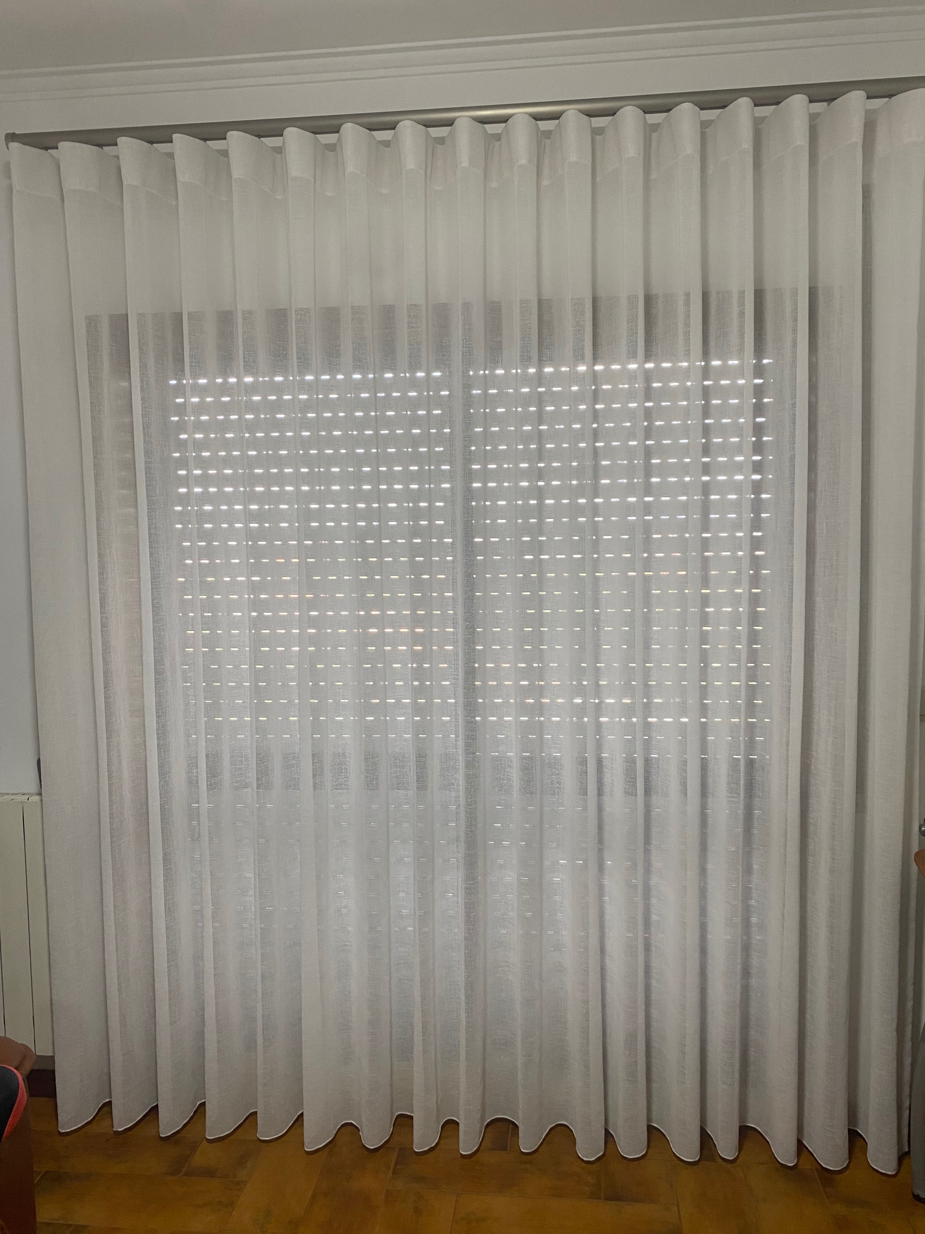 Cortinado feito à medida em bom estado