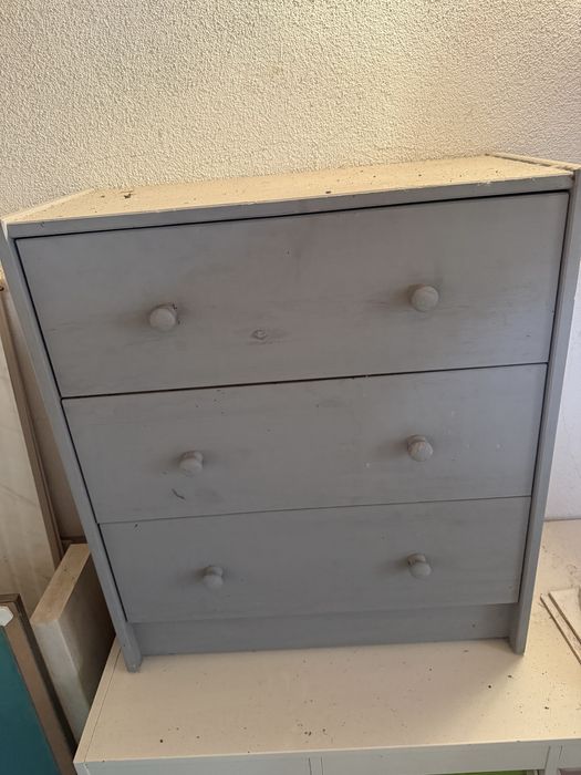 Cómoda de madeira com 3 gavetas – cinzenta