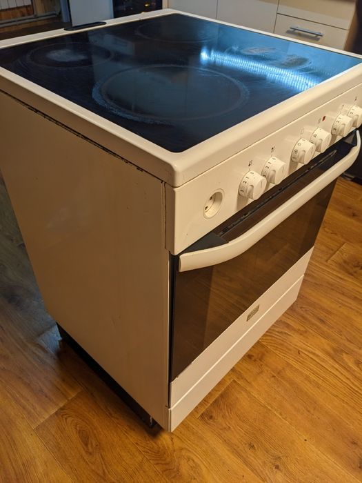 Електроплита з духовку Electrolux
