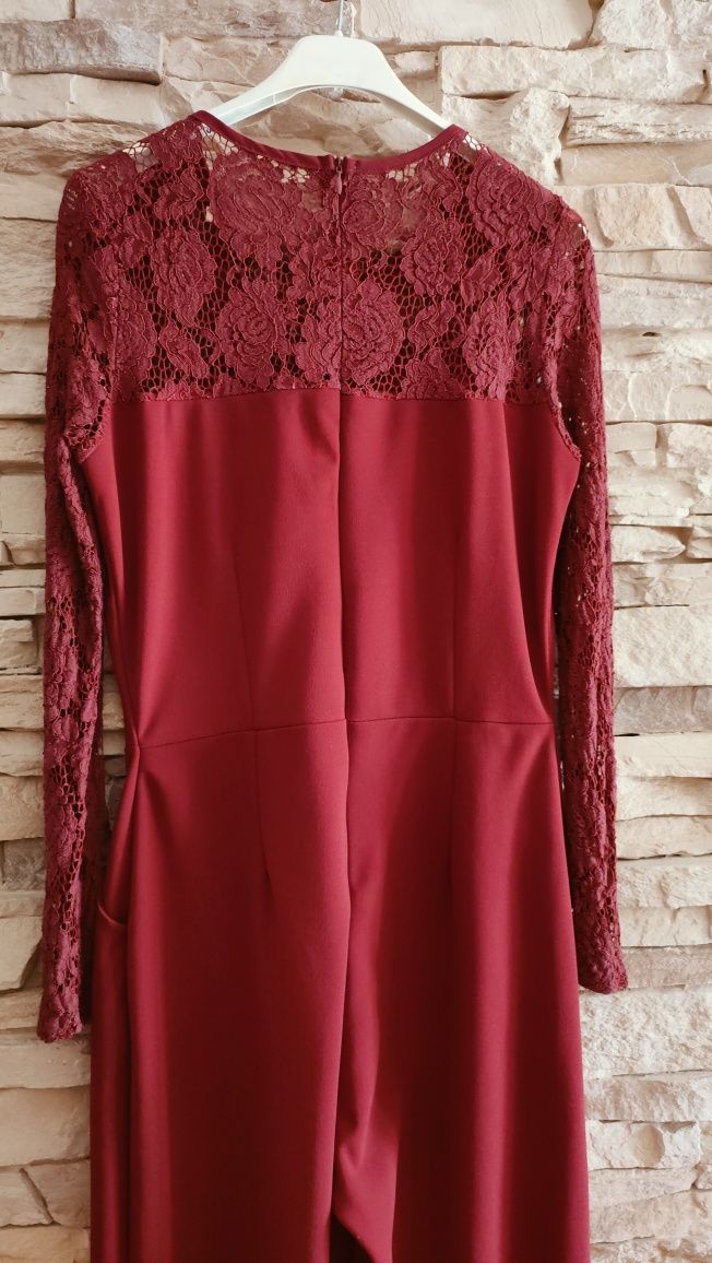 Macacão bordeaux com renda
