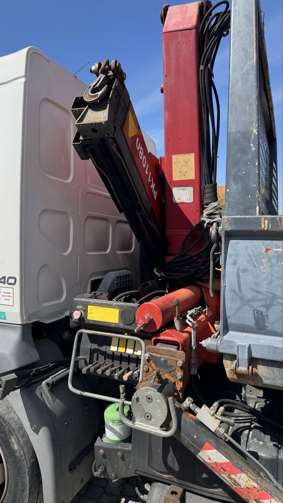 Camião VOLVO FL com grua e báscula