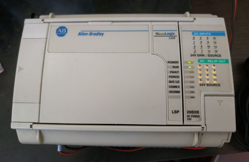 Autómato Allen Bradley PLC Micrologix 1500 como novo.