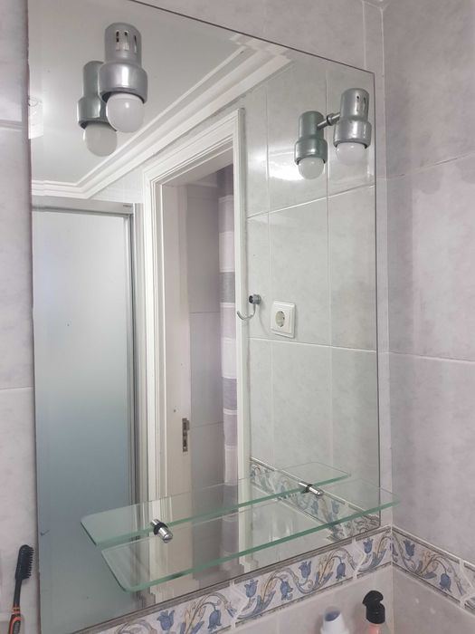 espelho de casa de banho com prateleira