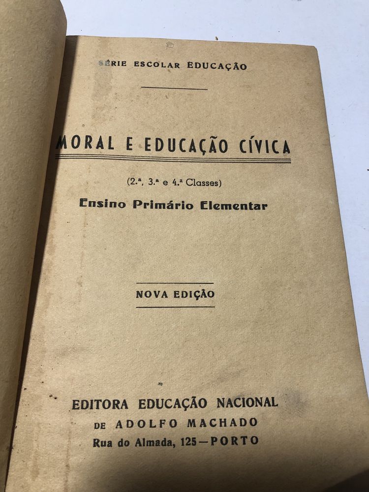 Livro antigo Moral e educação civic