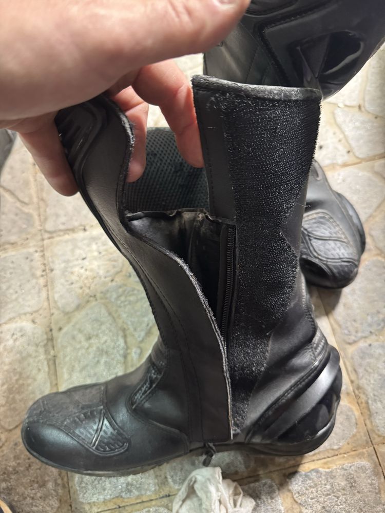 Casaco e dois pares de botas