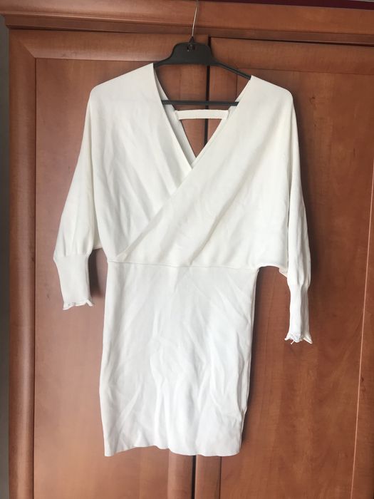 Biała dzianinowa sukienka