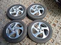 Toyota Yaris felgi z oponami 175/65/15 oryginał z czujnikami