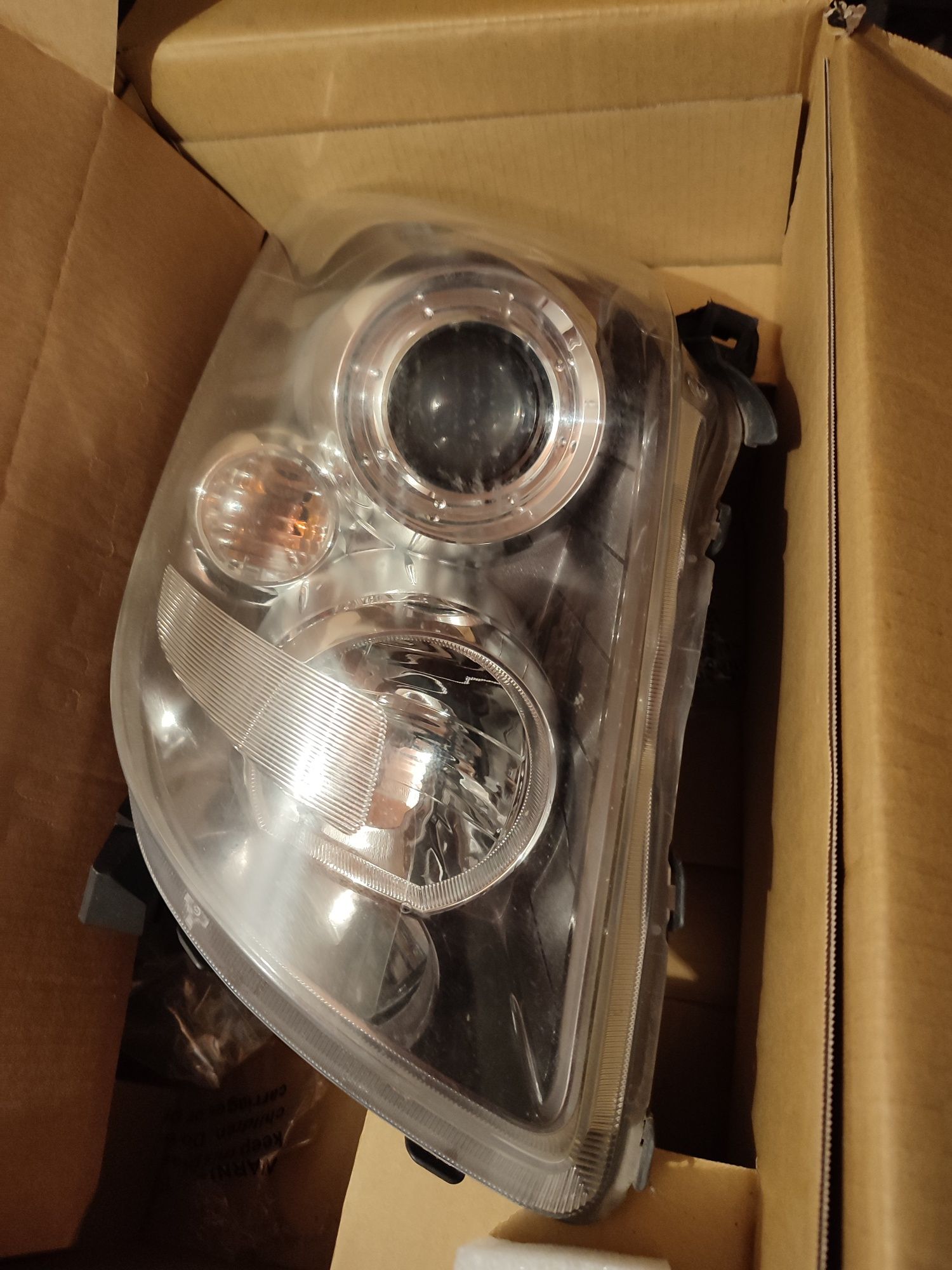 Farol Esquerdo Avensis 2.0 D4D de 2008