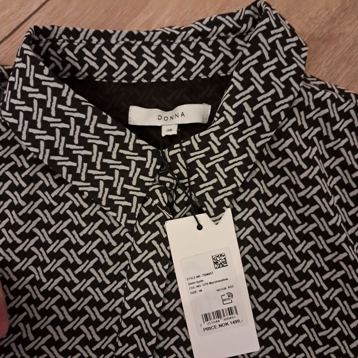 Zwiewna jesienna wzorzysta sukienka koszulowa