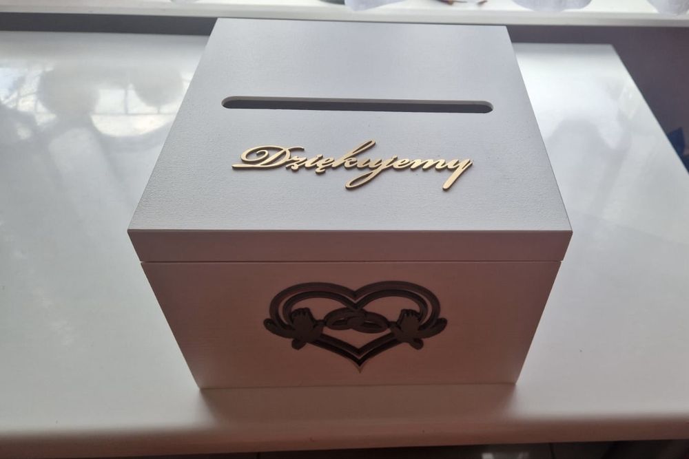 Białe pudełko na koperty i szkatułka na obrączki