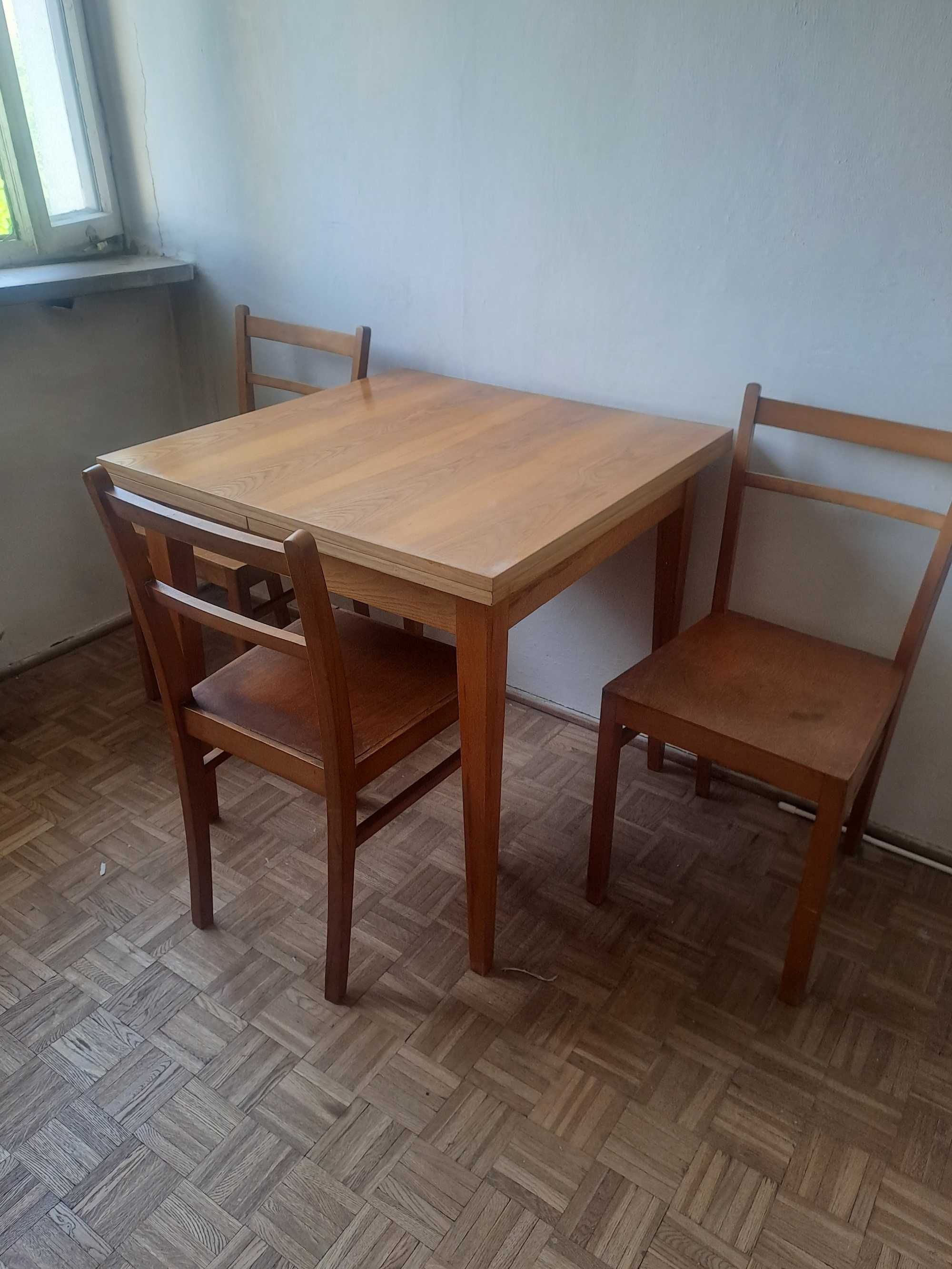 Drewniane krzesła i stół lata 60/70