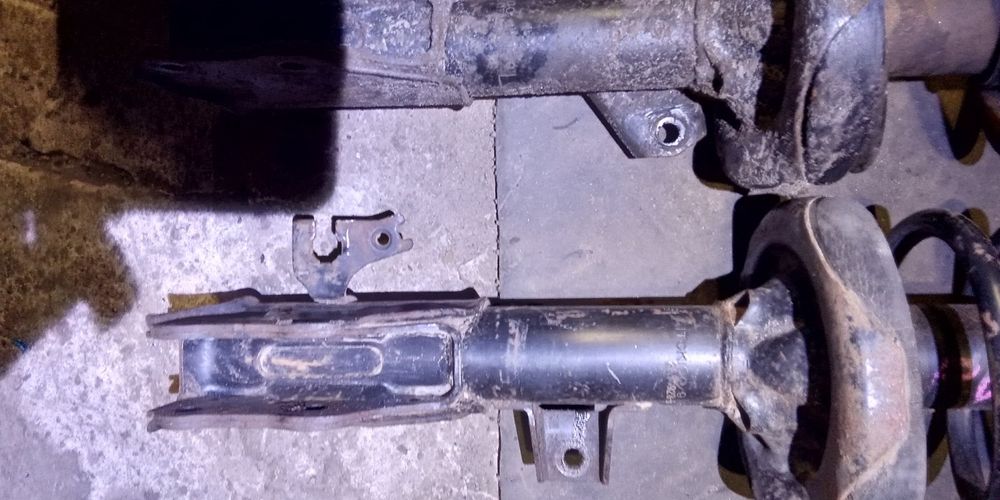 Продам передние стойки мазда мпв