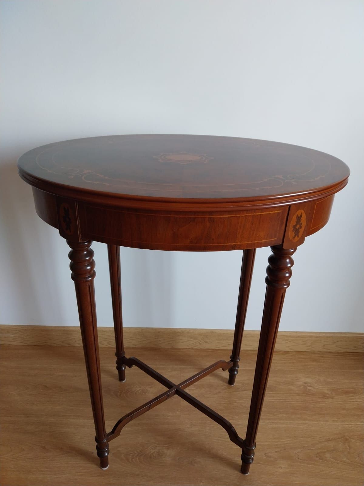 Mesa oval raiz nogueira