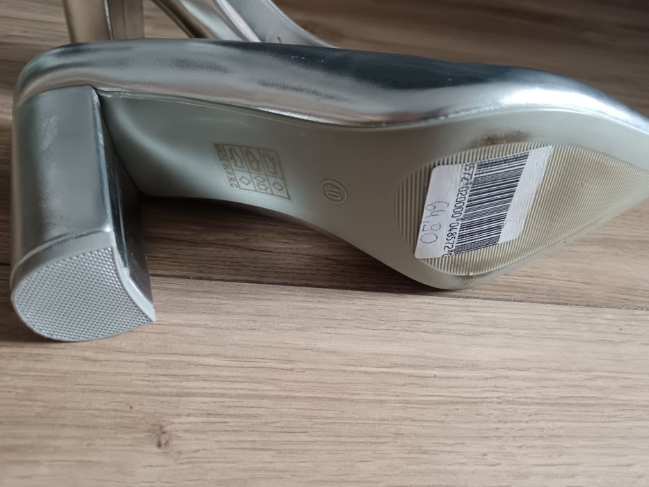 Nowe srebrne buty na słupku r. 40