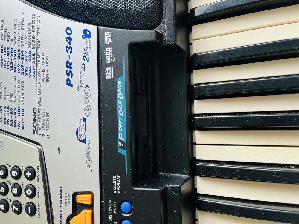 Órgão YAMAHA PSR-340 com suporte.