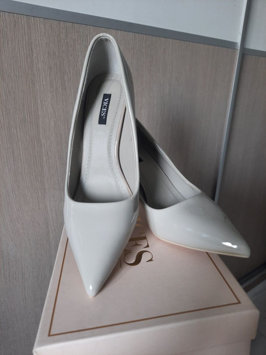 Buty na obcssie, szpilki rozmiar 39 NOWE niżży obcas
