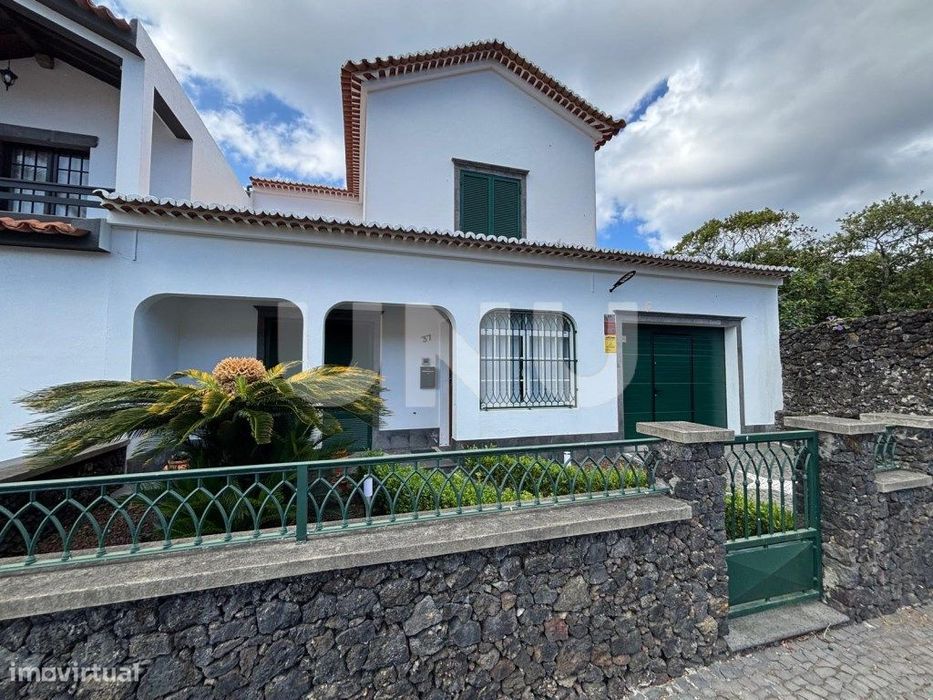 Moradia V4 no Bairro da Nossa Senhora do Rosário - Lagoa