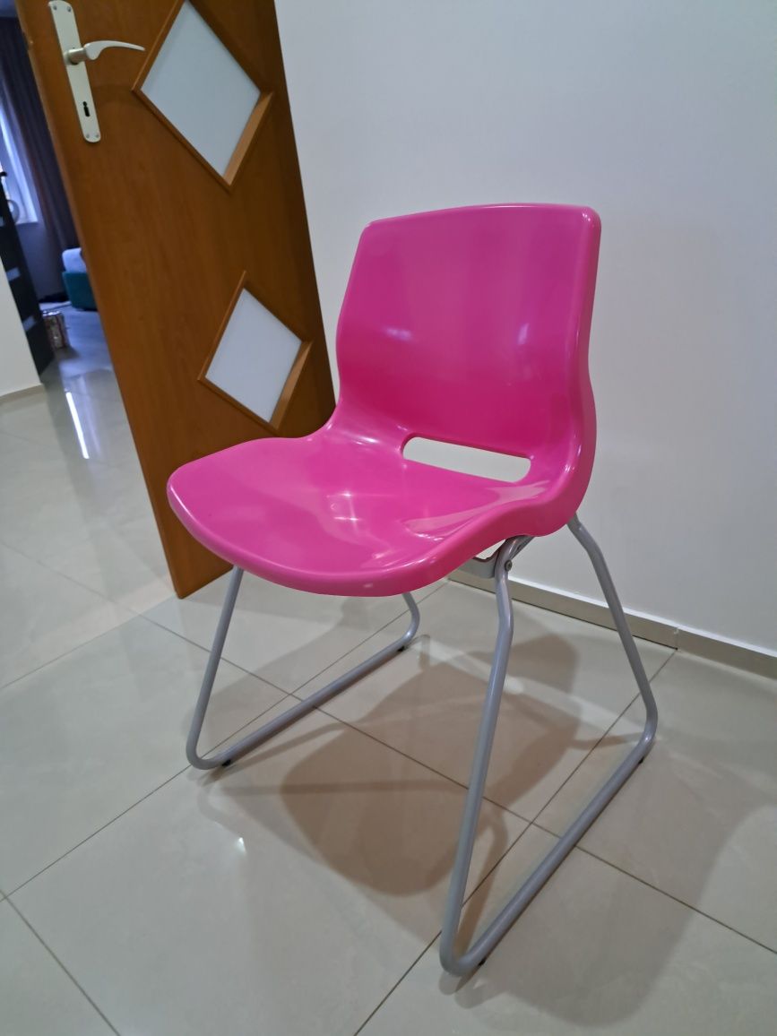 Krzesło plastikowe różowe