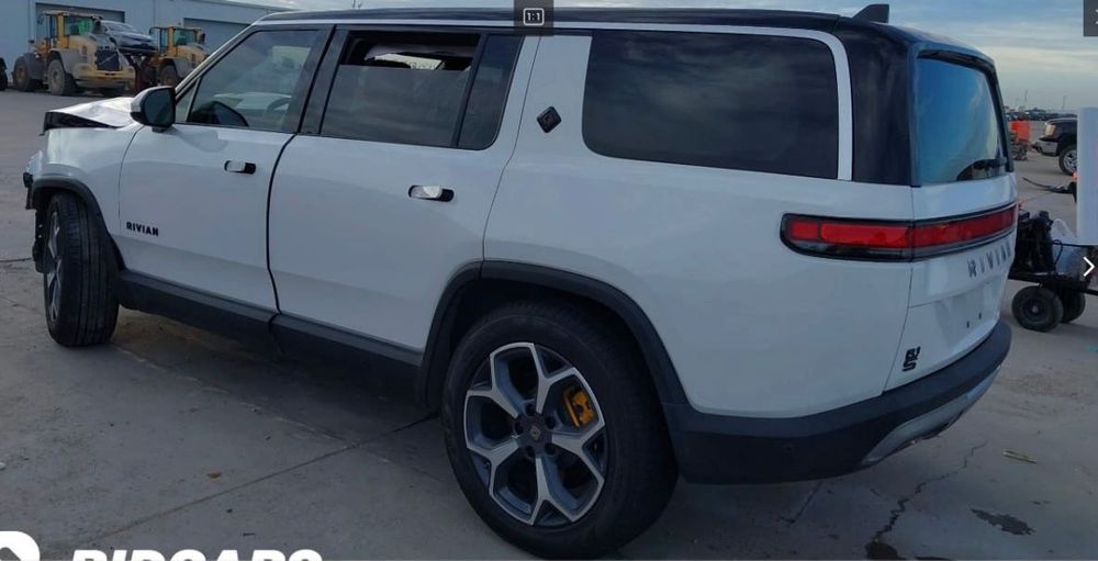 Продам Rivian r1s 2023