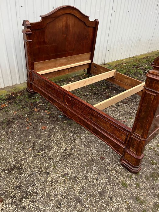 Stare łóżko Biedermeier .