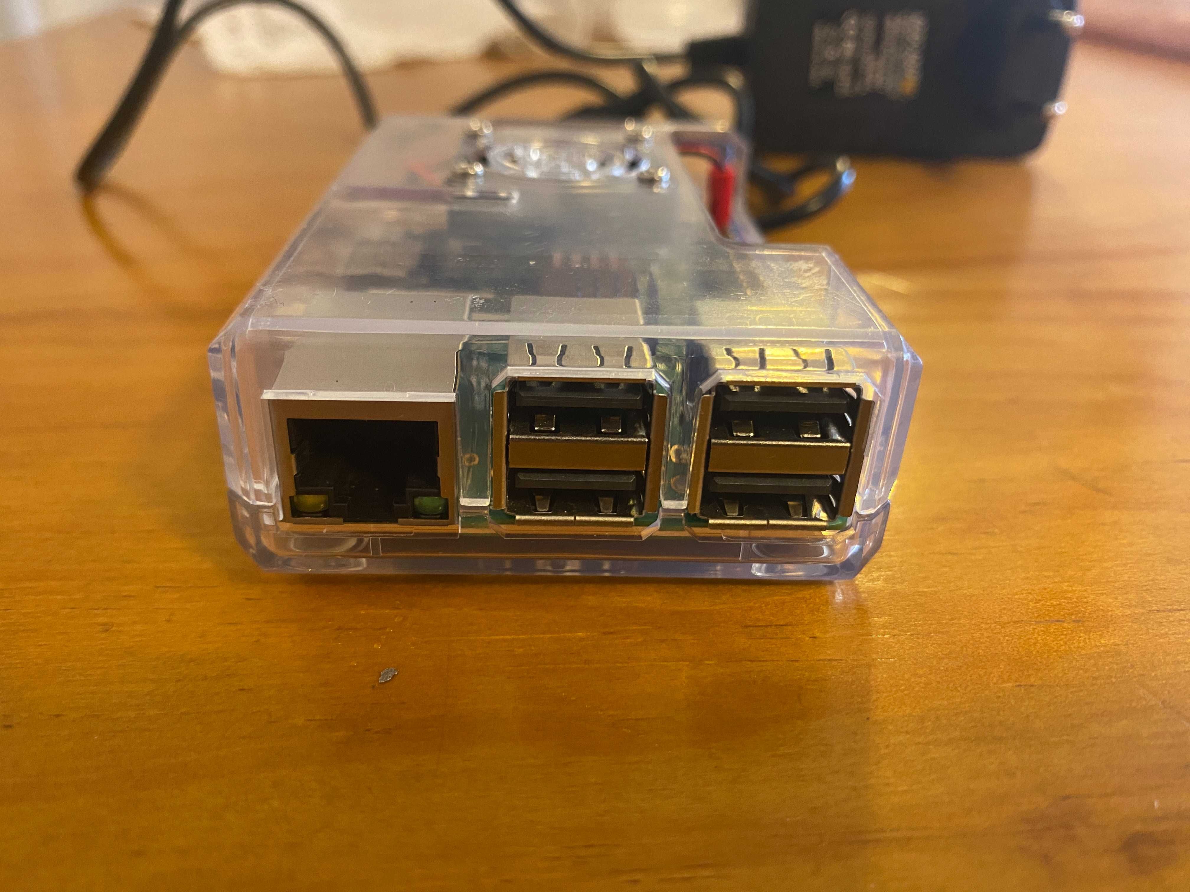 Raspberry Pi 3B com caixa, dissipadores, ventoínha, cartão de memória