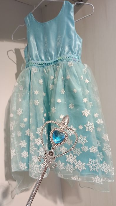 Продаж карнавальних костюмів та дитячих суконь