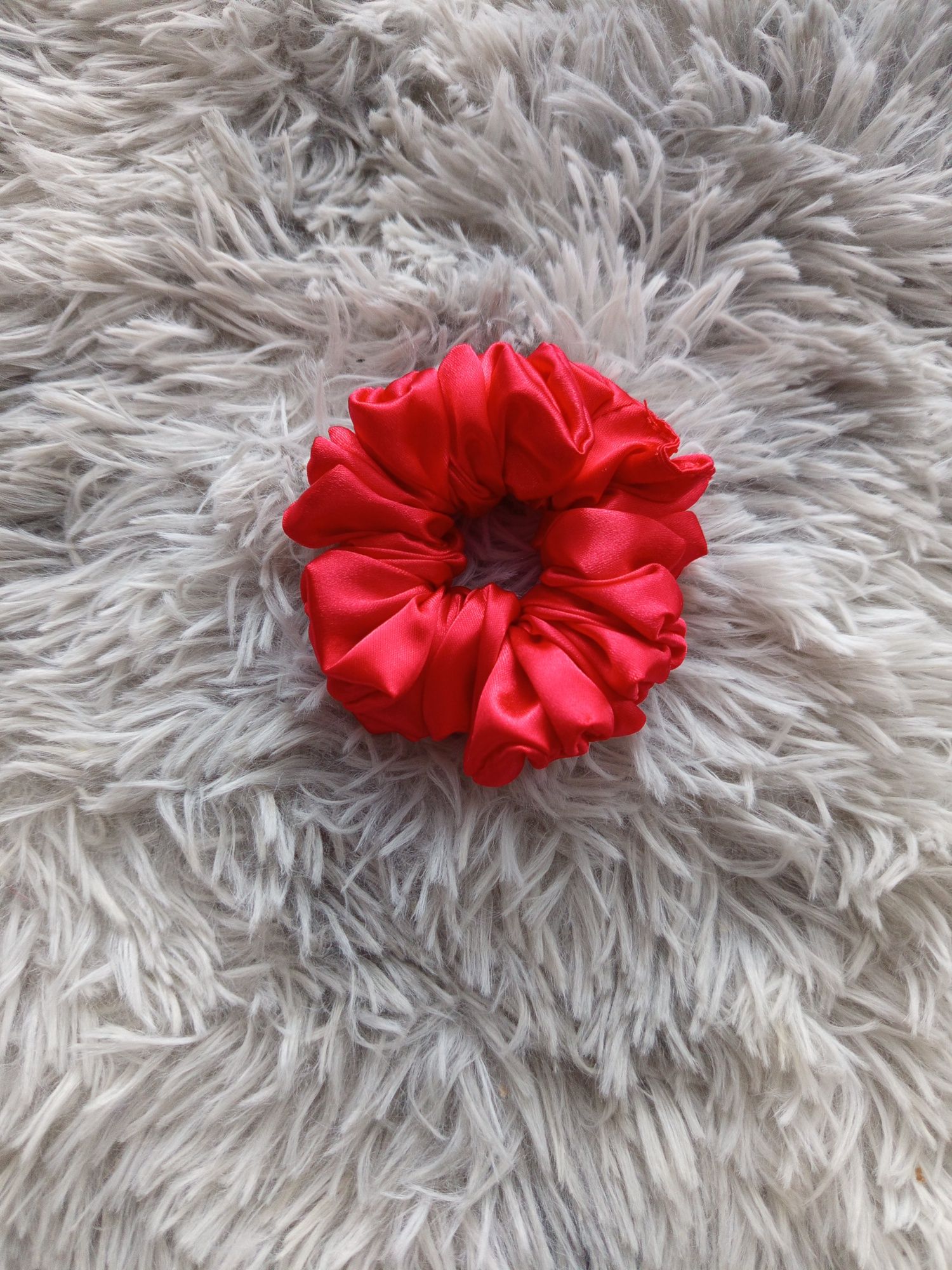 Satynowa gumka do włosów scrunchie