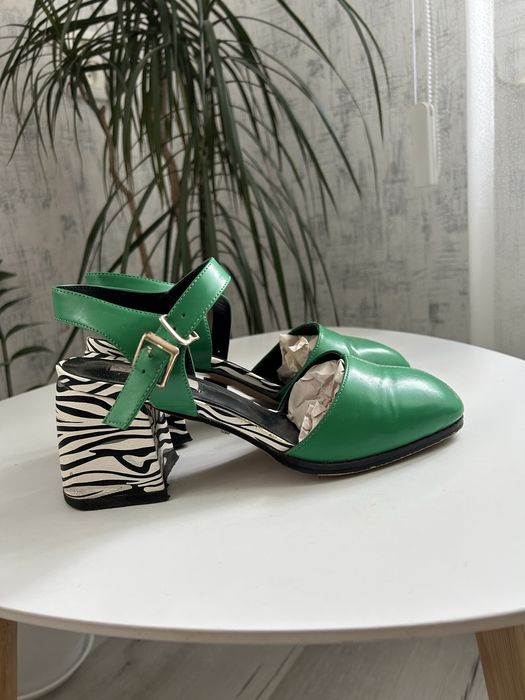 Яскраві туфлі на зручному блочному каблуку