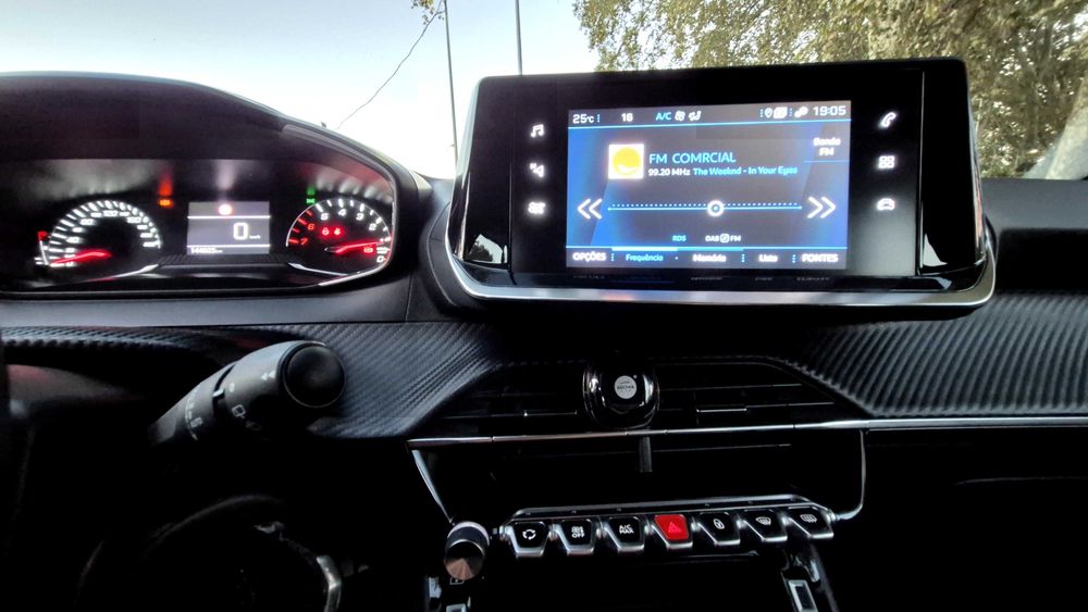 Peugeot 2008 1.5 BlueHDi – Elegância, conforto e economia num só carro