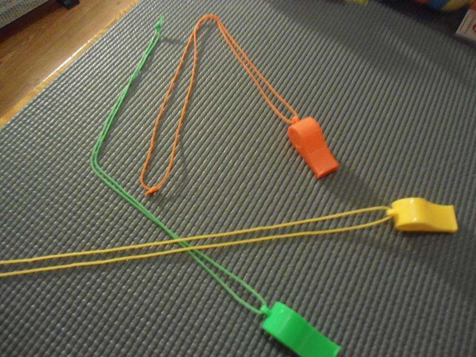 3 Apitos em plástico em cores diferentes