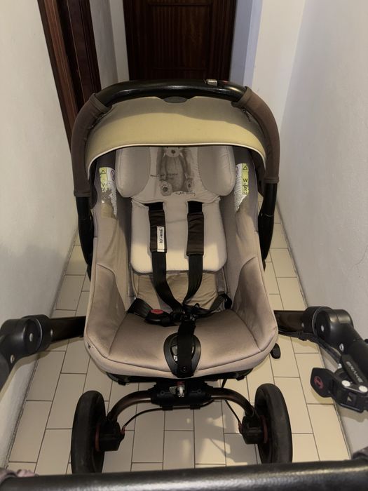 Conjunto de bebe Jané: carrinho, ovo, cadeira e base isofix.