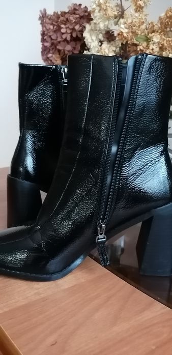 Okazja Eleganckie Czarne lakierowane botki na słupku roz 39