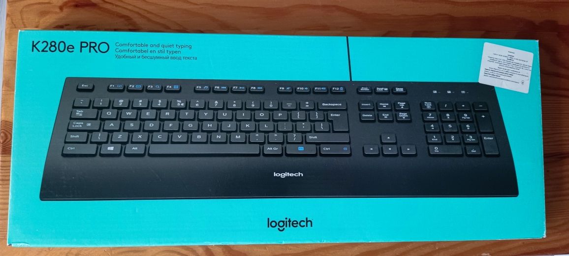 Провідна клавіатура Logitech.
