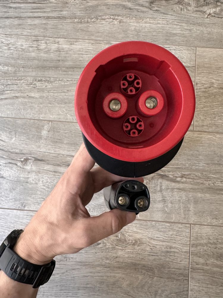 Перехідник CHAdeMO для заряджання американської Tesla