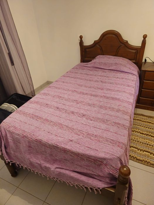 Camas de solteiro com colchão e mesa de cabeceira