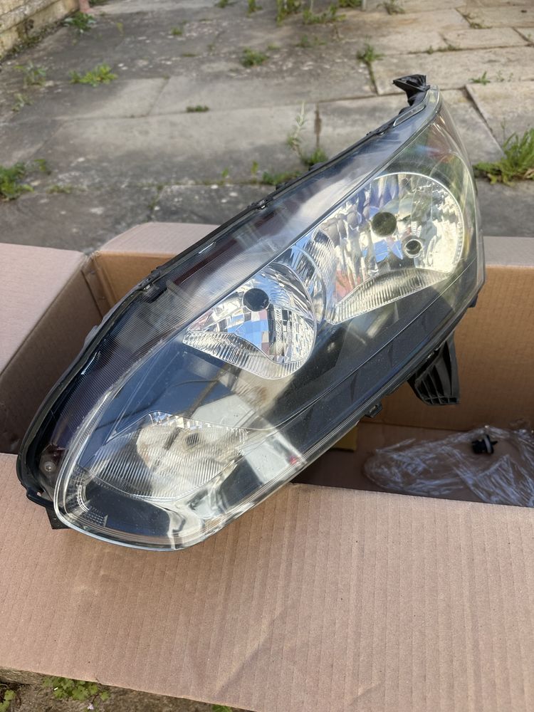 Farol de origem Ford Transit Connect 2017 (lado esquerdo)