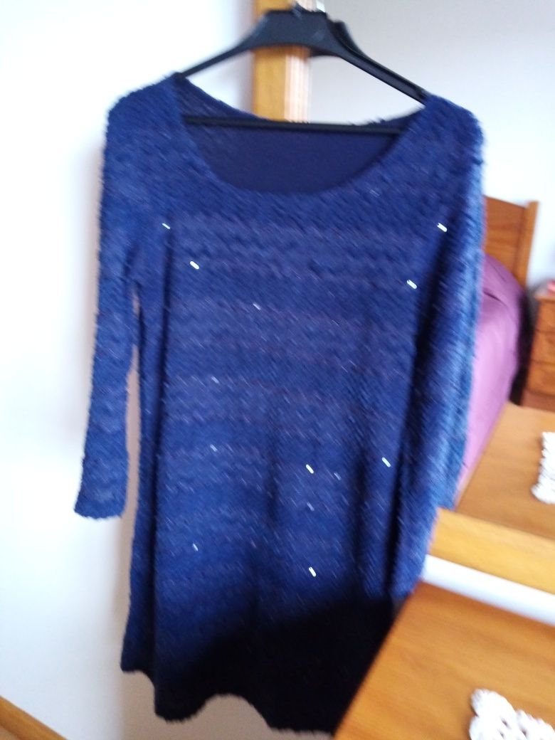 Vestido com lantejoulas tamanho pequeno semi novo
