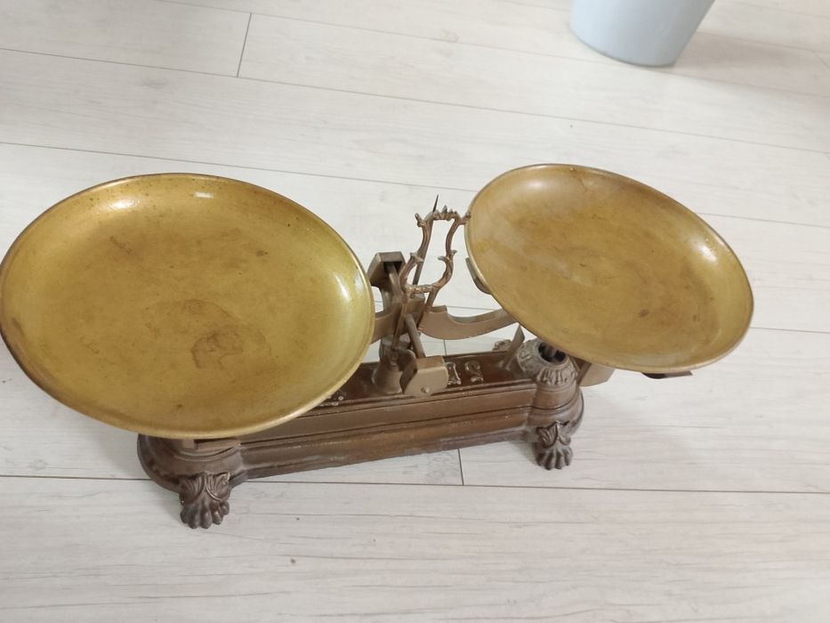 Zabytkowa waga złoty kolor