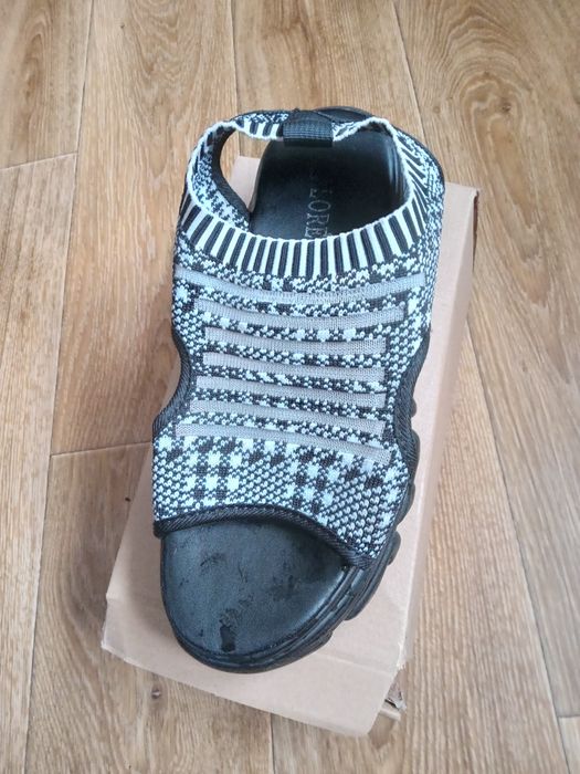 Босоніжки на платформі.