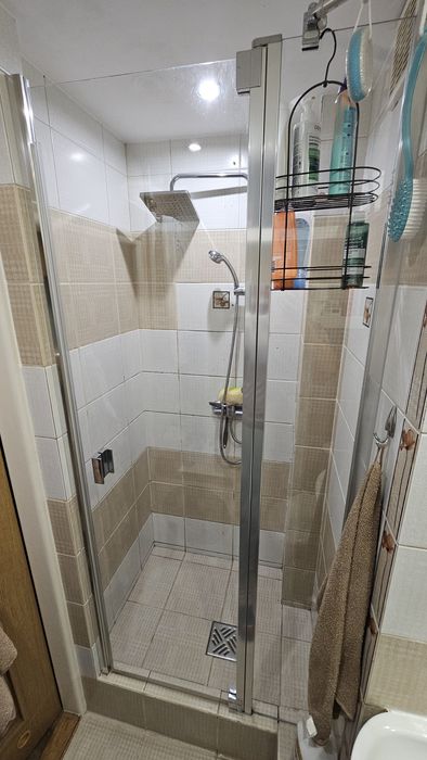 Za darmo Toaleta WC, umywalka, prysznic, lustro