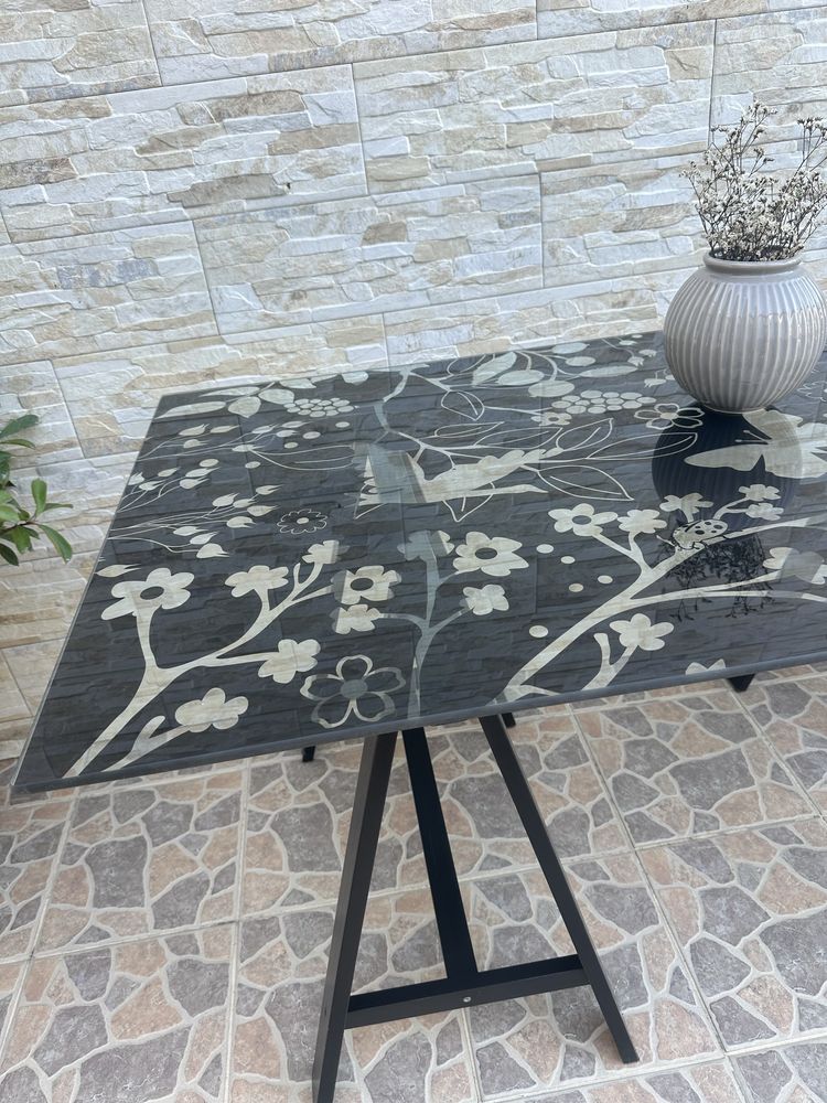 Mesa de vidro com desenhos