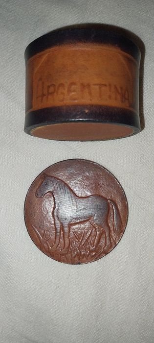 Caixa de cabedal com cavalo, Argentina