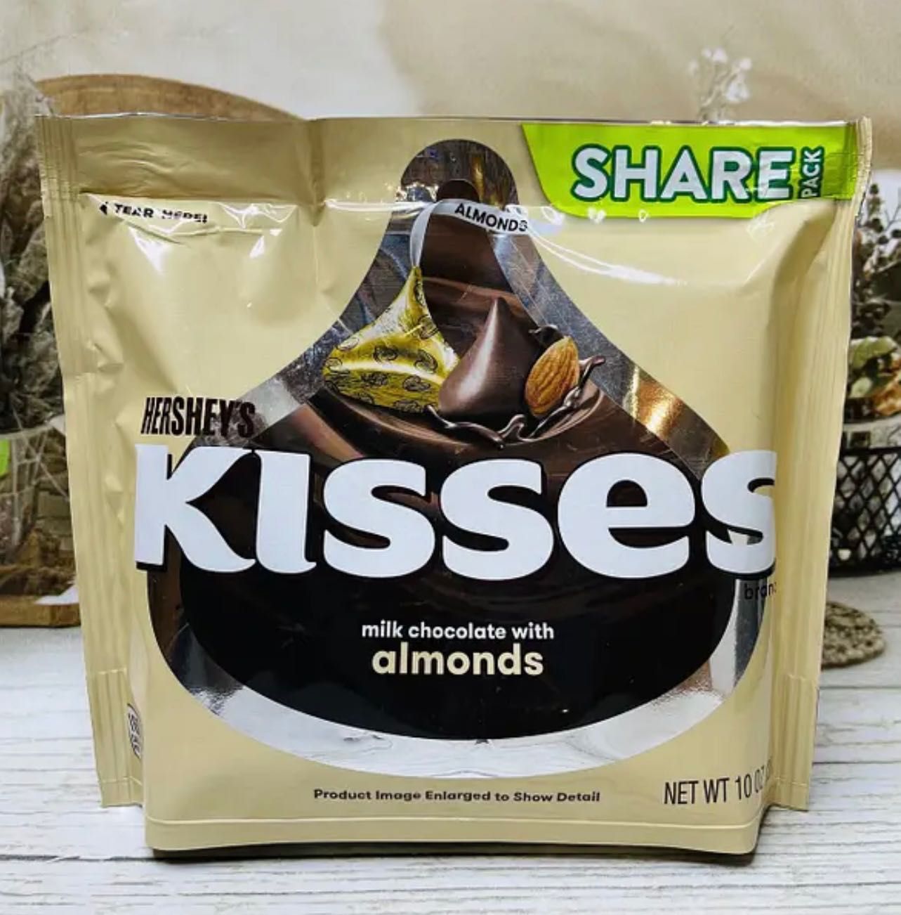 США Шоколадні цукерки Hershey's Kisses з мигдалем