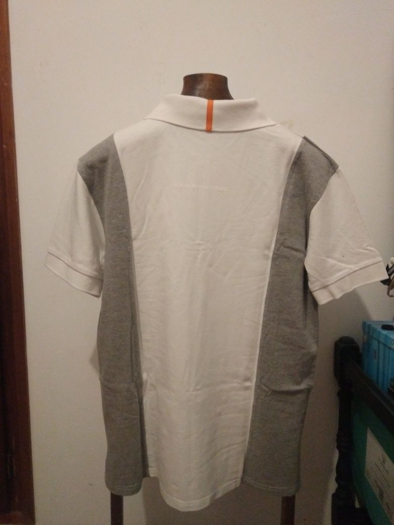 Pólo cinzento e branco