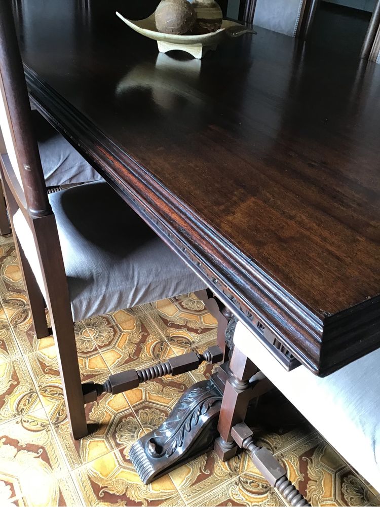 Conjunto mesa de jantar e seis cadeiras