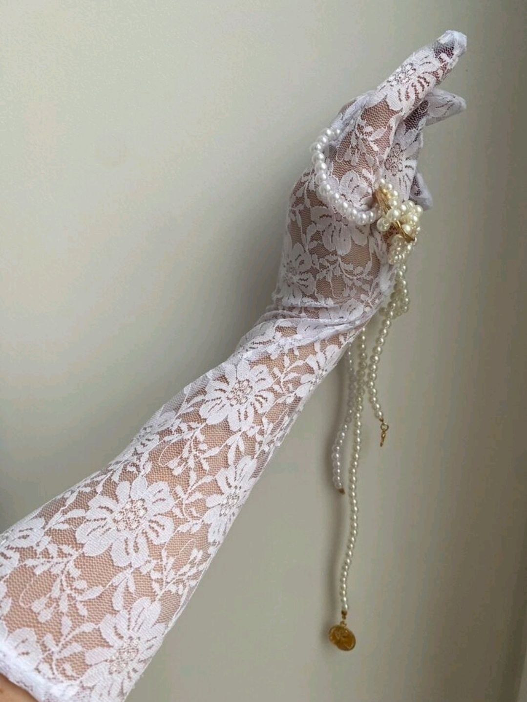 Rękawiczki eleganckie, długie, koronkowe w kolorze białym