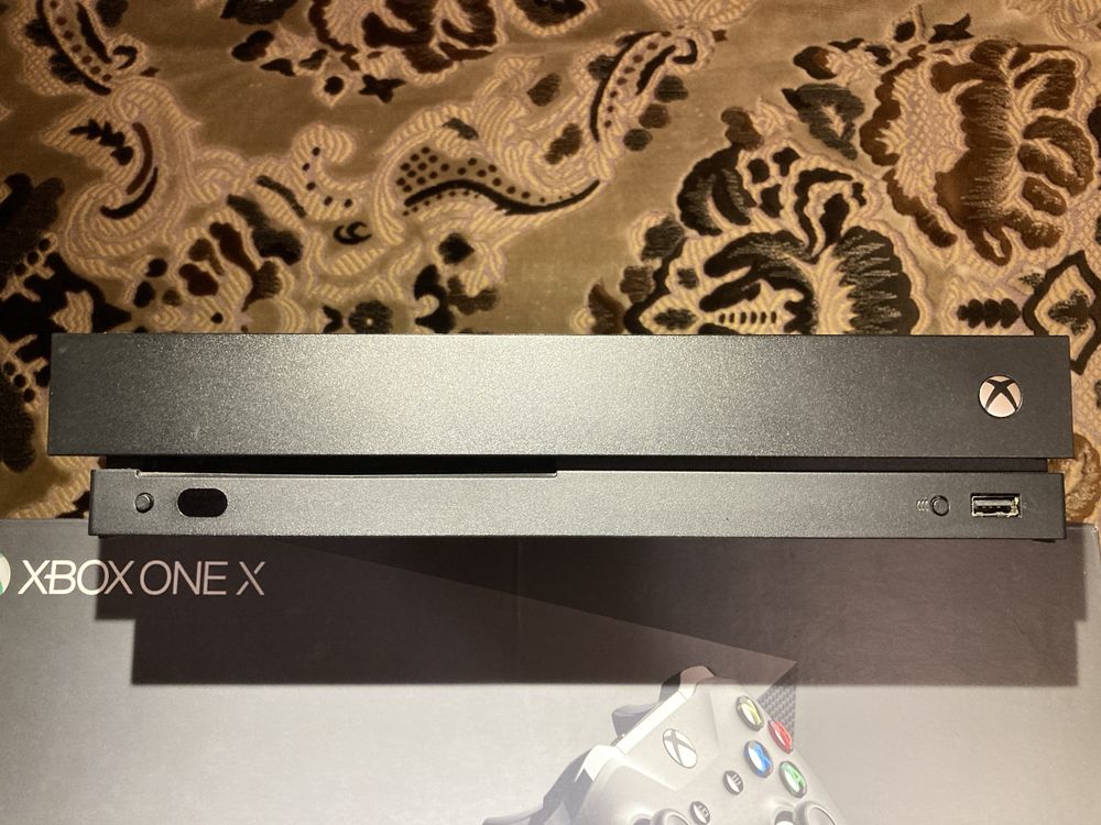 Ігрова приставка Xbox One X 1Tb