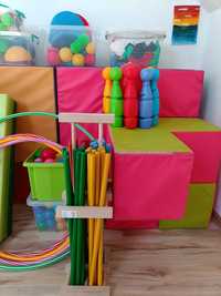 Wyposażenie i meble przedszkola, leżaki,zabawki, szatnia, stoliki itp
